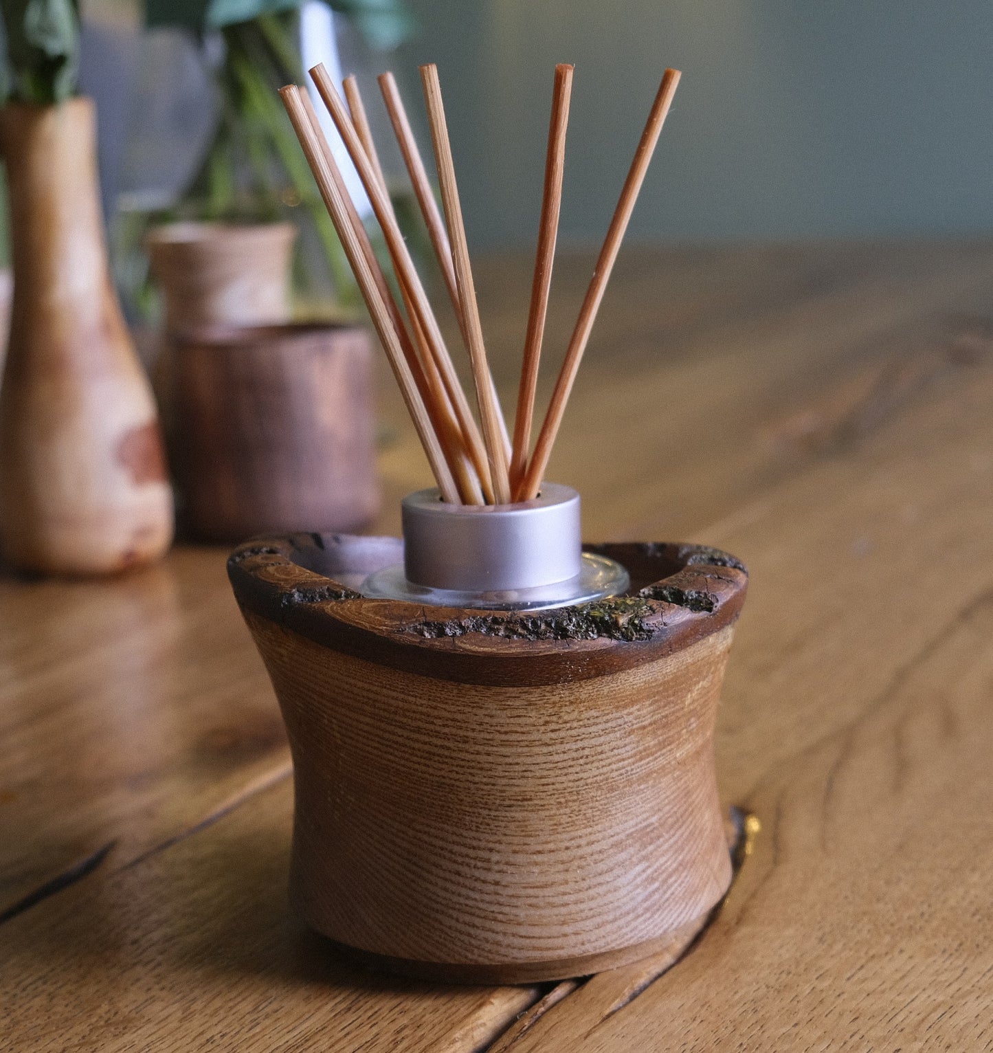 Wooden Reed Diffuser Cover with Natural Bark Edge